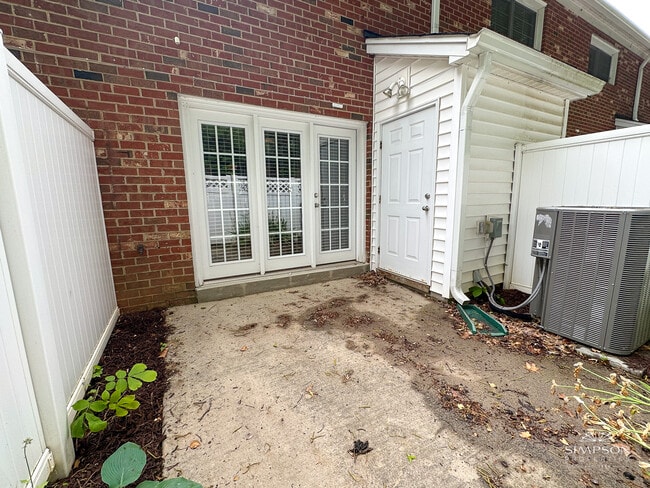 Building Photo - 1215 Green Oaks Ln
