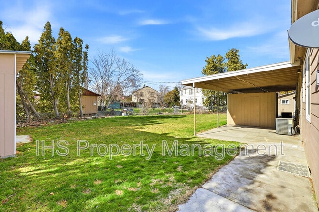 Building Photo - 1105 Thayer Dr