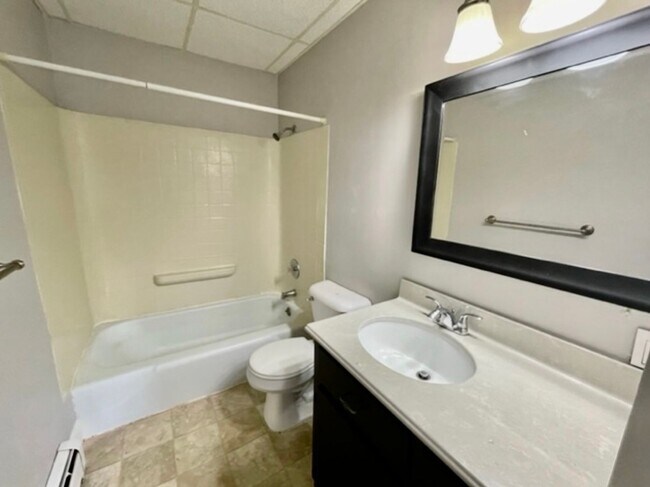 Building Photo - Amazing 2 Bed/1 Bath upstairs apartment in...