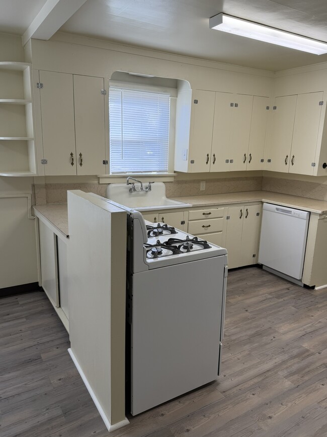 Building Photo - 1039 SW Cascade Ave