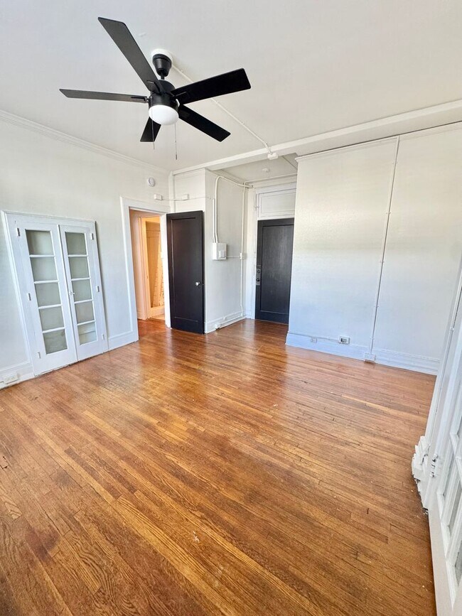 Building Photo - Studio Apartment in Uptown Charlotte!