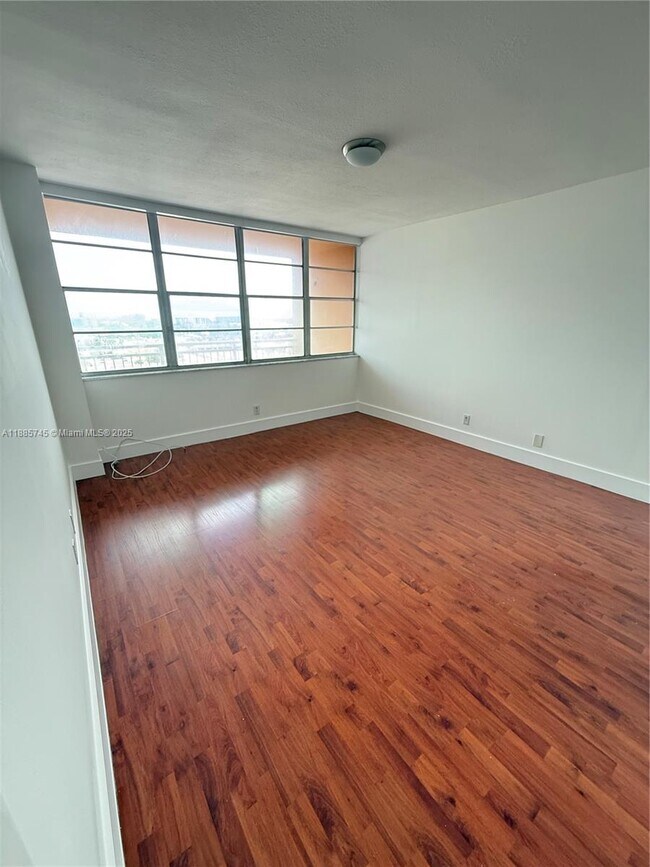 Building Photo - 2025 NE 164th St