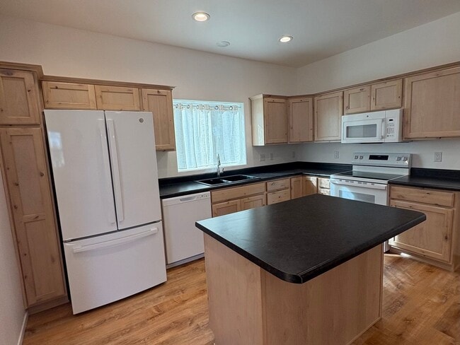 Building Photo - Gorgeous Flagstaff Rental Built In 2026