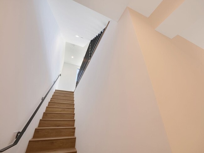 Building Photo - Massive 4 & 5 Bed Luxury Townhomes