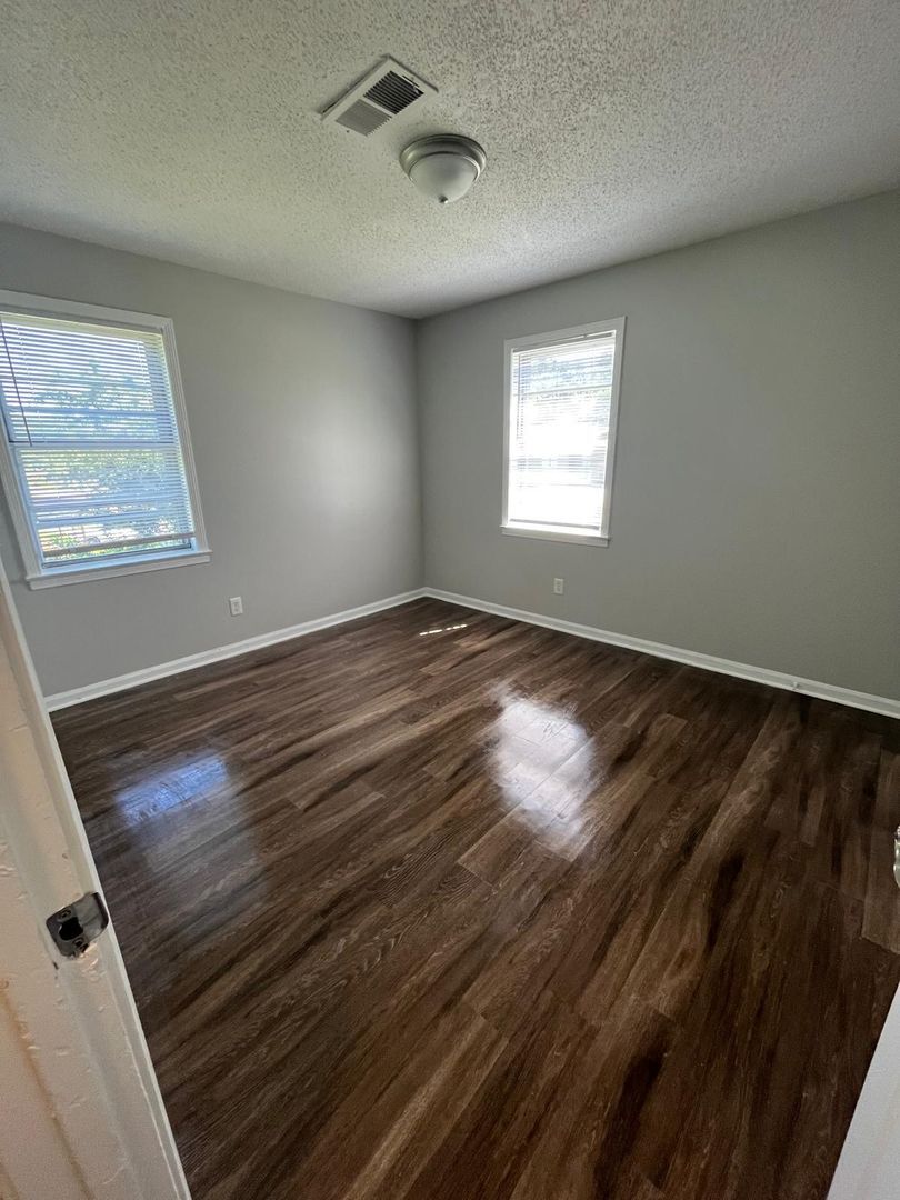 Building Photo - 708 Mohawk Ave