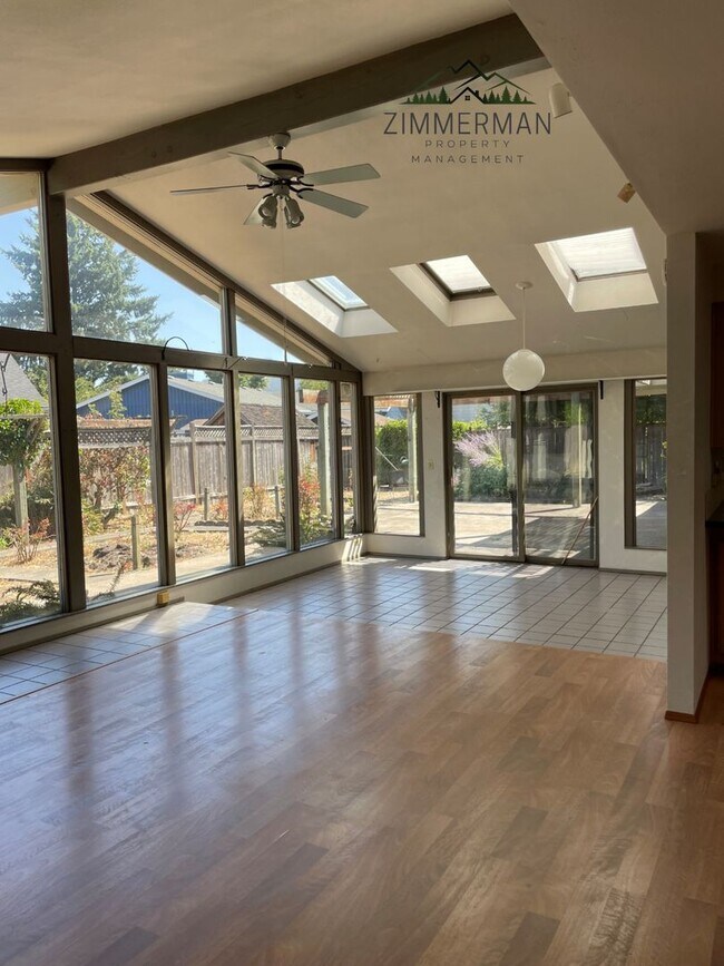 Building Photo - 3 Bedroom, 3 Bathroom Home in Beautiful Sh...