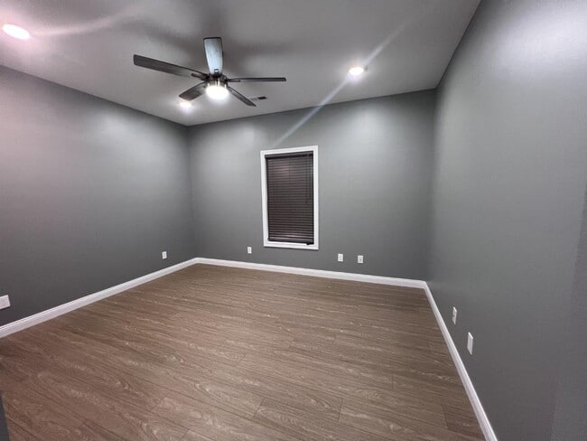 Building Photo - 235 Guthrie Dr