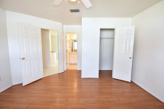 Building Photo - 3/2 House @ Palm Grove
