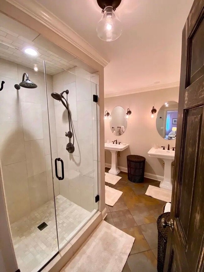 Building Photo - Beautiful 2-bedroom & 2-Bathroom Condo in ...