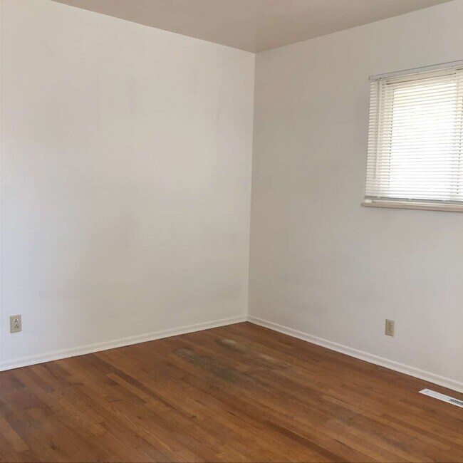 Building Photo - 1033 Cypress Dr