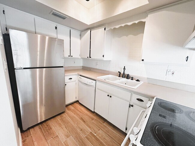 Building Photo - Prime Scottsdale Location! 2 bed 1.5 bath with community pool