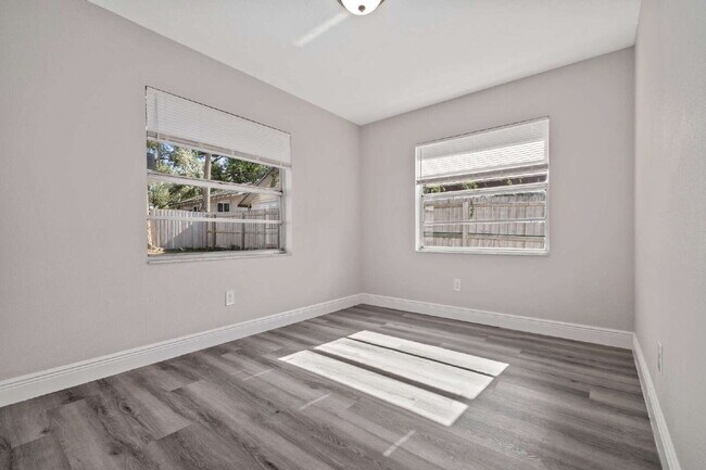 Building Photo - "Charming 3-Bed, 2-Bath Home in Tampa – Perfect Blend of Comfort and Convenience!"