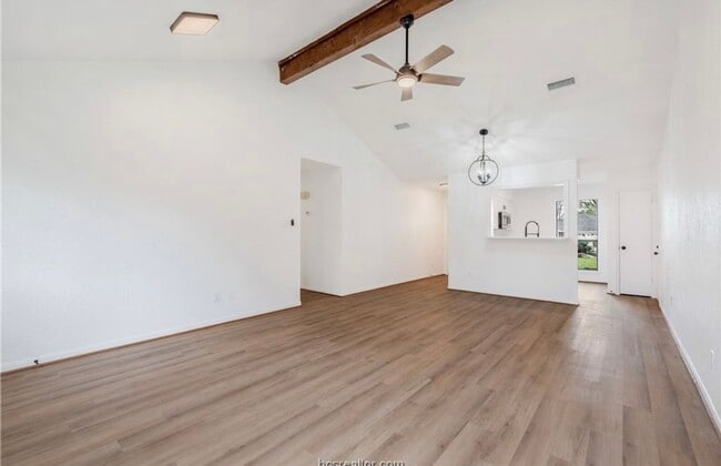 Building Photo - College Station - 3 bedroom - 2 bath house with garage and fenced back yard.