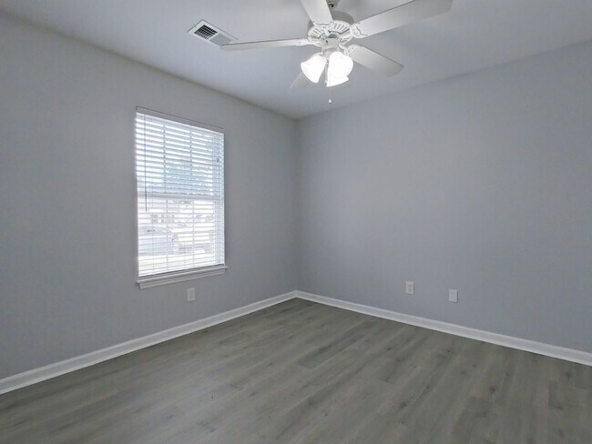 Building Photo - Updated 2 bed-2 bath townhome available NOW