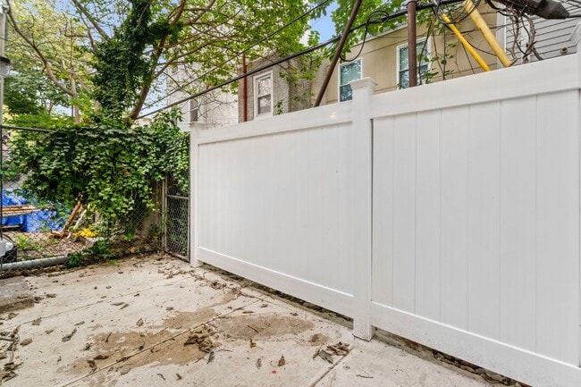 Building Photo - 1638 Latona St