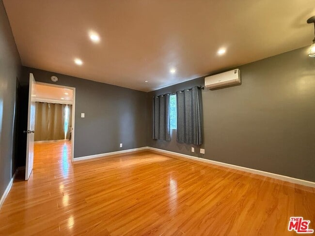 Building Photo - 10642 Samoa Ave