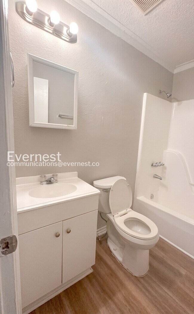 Building Photo - 3 Bed/1 Bath Home with Off-Street Parking / Vouchers Accepted / Available Now!