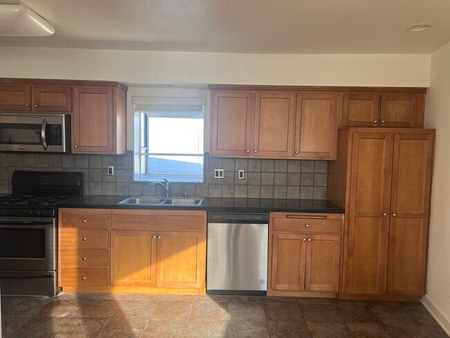 kitchen - 14907 Moorpark St