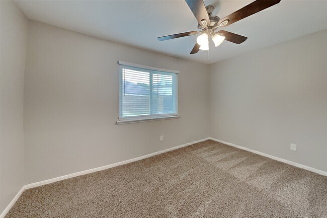 Building Photo - 2815 Fox Mountain Dr
