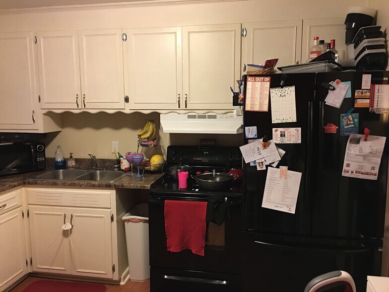 Kitchen (All newer appliances included) - 5810 Wilshire Boulevard