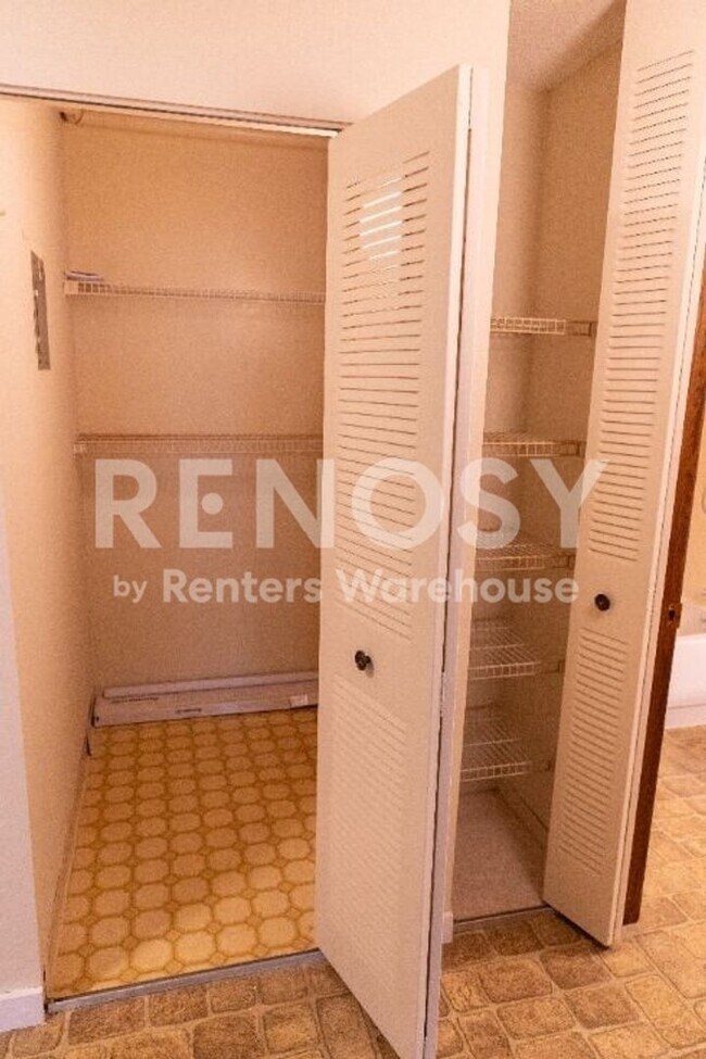 Building Photo - Available Now Spacious 1 bedroom 1 bath lower level Condo in Richfield -- 55+