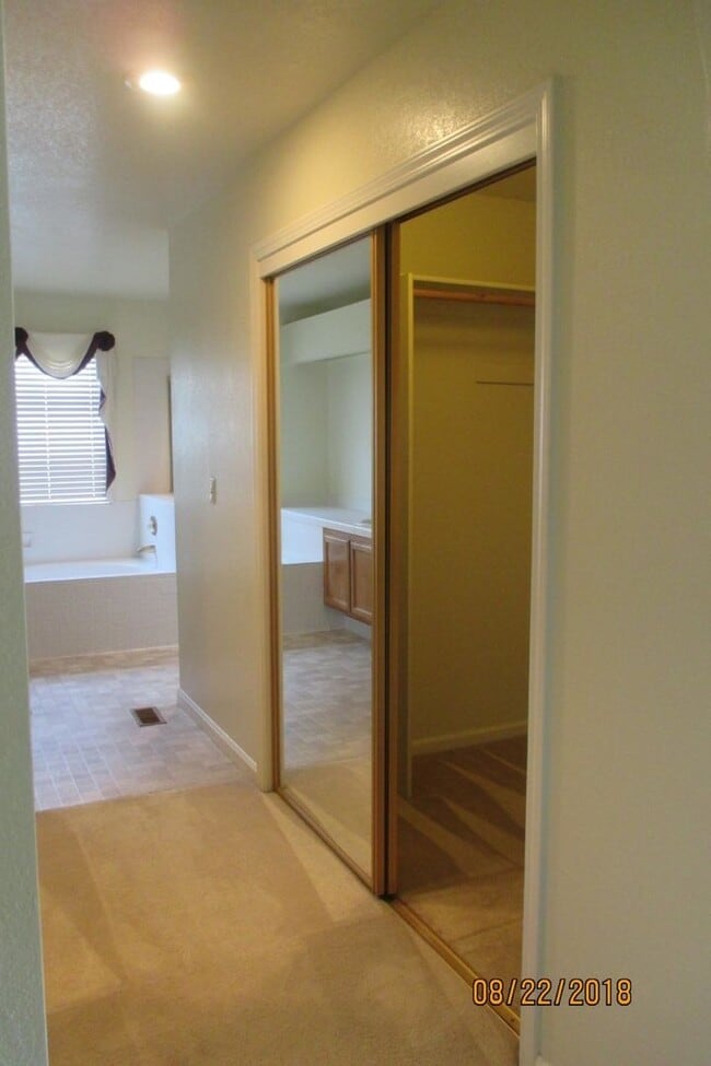 Building Photo - Spacious Laurel Creek Home