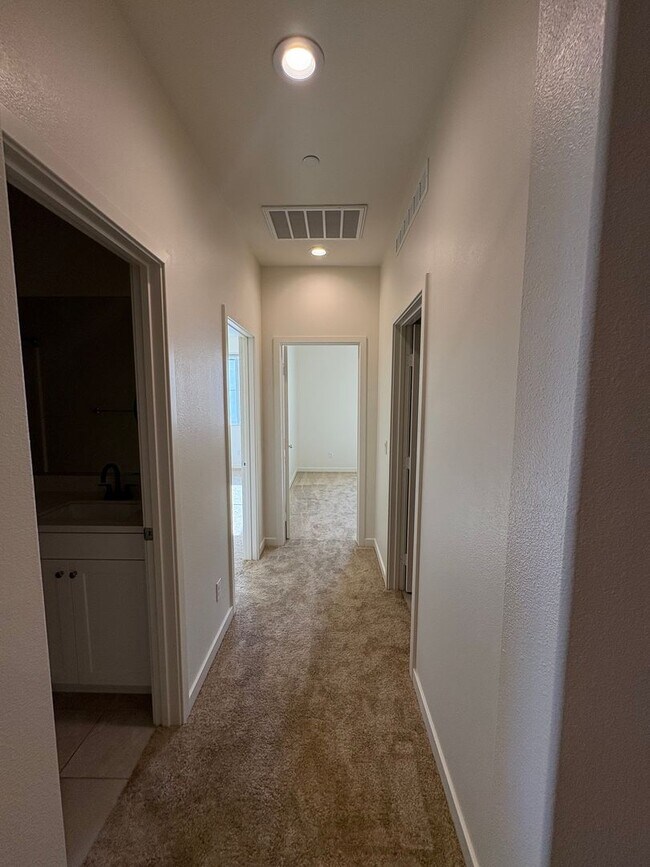 Building Photo - Spacious 3-Bedroom Townhome with Garage and Solar