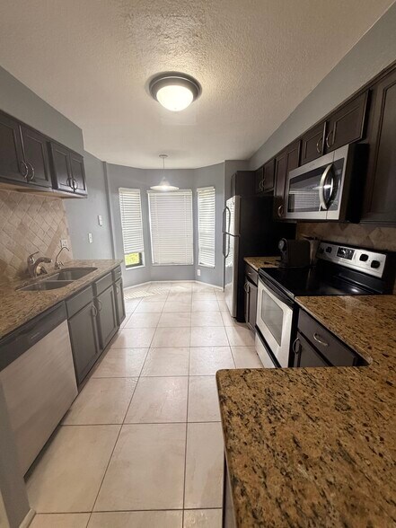 Building Photo - 7723 Sugar Bend Dr