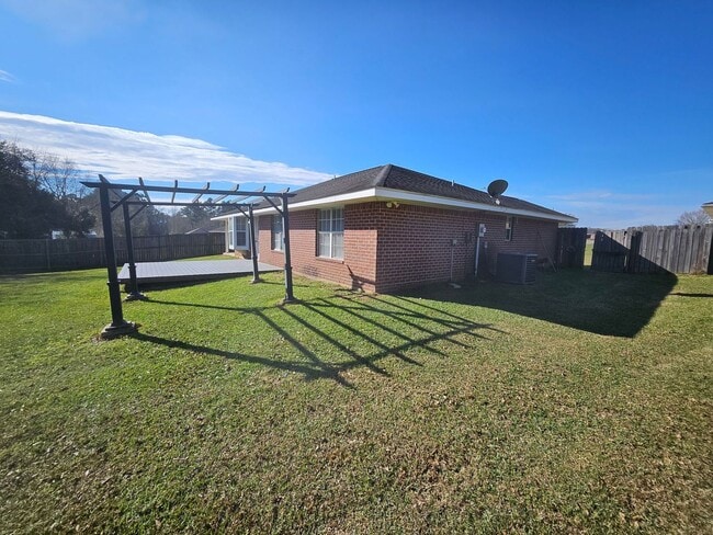 Building Photo - 2018 Hickory Dr