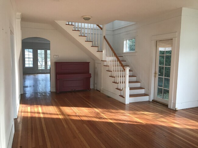 Building Photo - Large, Centrally Located Craftsman Home in...