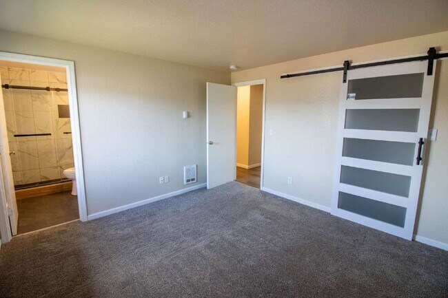 Building Photo - MOVE IN SPECIAL IF YOU SIGN LEASE BY 4/15/2026!!!!!!! Newly Updated 3/2 Home in SW Redmond
