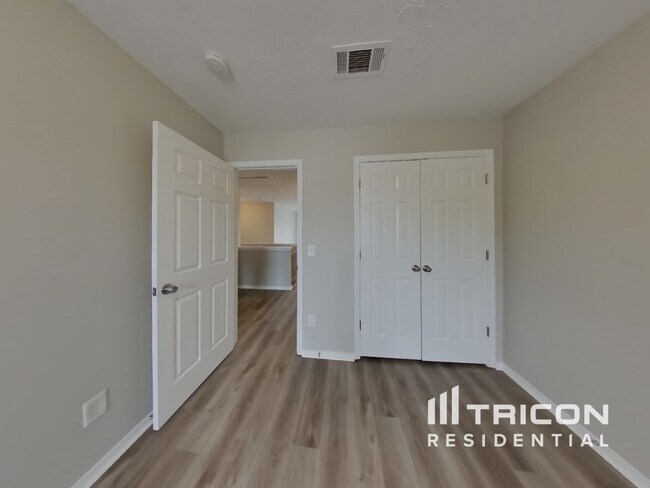Building Photo - 1322 Bundy Dr