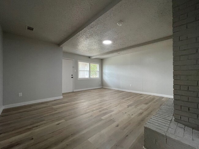 Building Photo - Newly Renovated 3-Bedroom, 2-Bath Home in ...