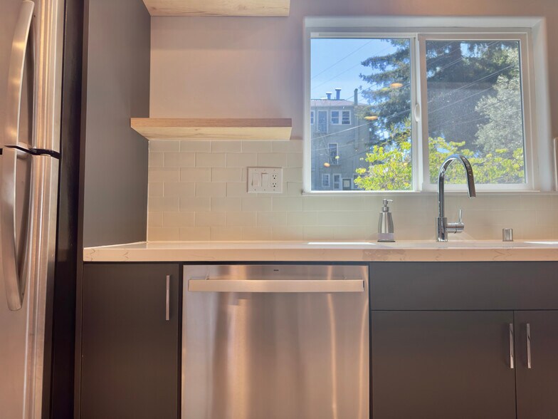 Building Photo - 914 Everett Ave