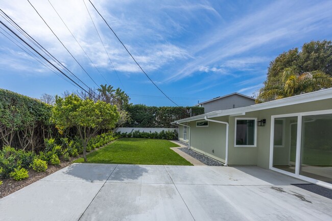 Building Photo - Beautiful 3 Bedroom/2 Bathroom Home in the...