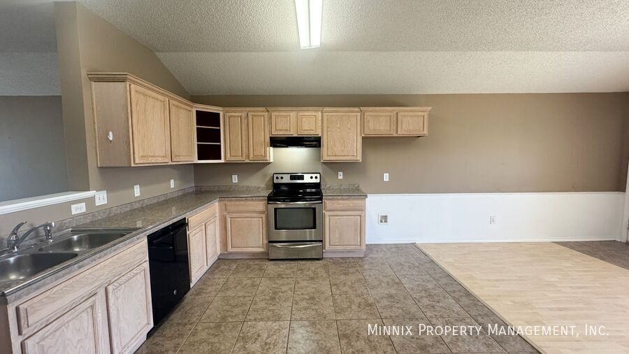 Building Photo - 525 N Iola Ave