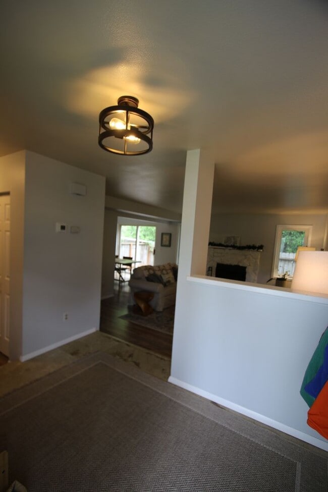 Building Photo - 3 Bedroom Townhouse!