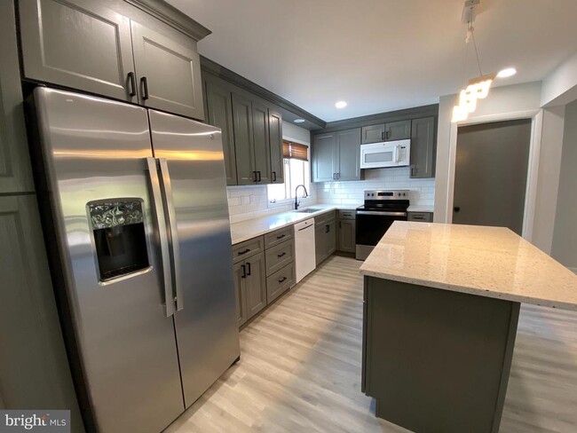 Building Photo - 117 Foxfire Dr