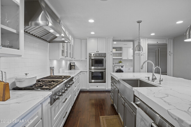 Building Photo - 413 Hollydale Dr