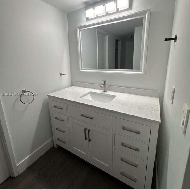 Building Photo - 1301 NE Miami Gardens Dr