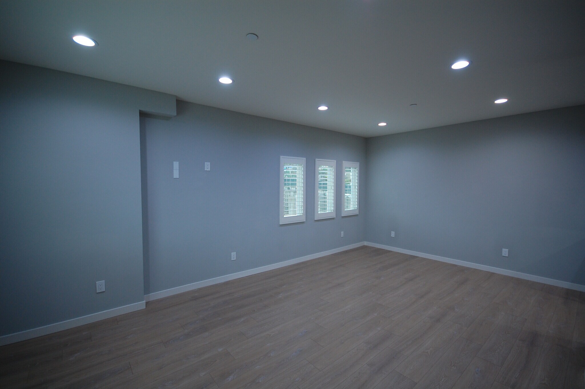 OPEN FLOOR LIVING SPACE - 646 N Serrano Ave