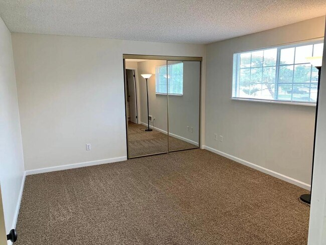 Building Photo - 4124 W Albany Ave