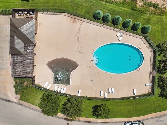 Building Photo - 6910 Kate Reed Dr