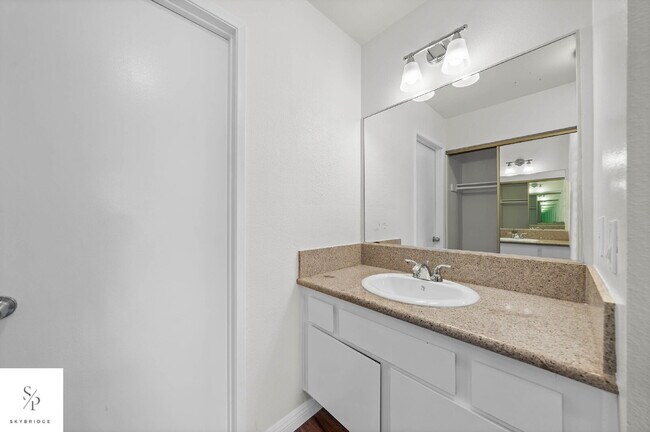 Building Photo - Charming 2-Bed Townhouse with Fireplace in Prime CA Location!