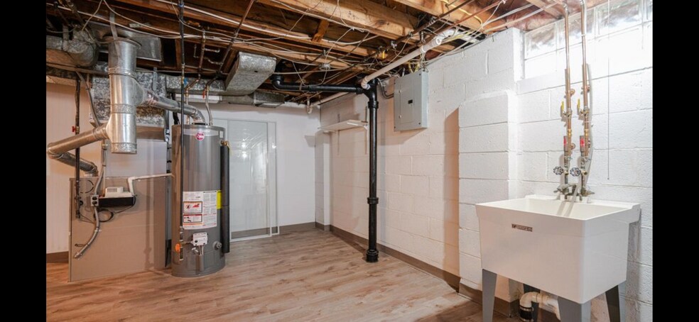 Building Photo - 4252 Mandalay Ave