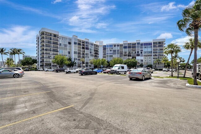 Building Photo - 1000 Parkview Dr