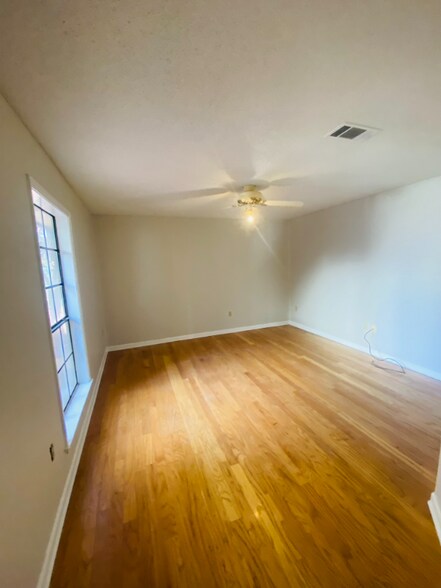 Building Photo - 1116 Hunter's Lake Dr