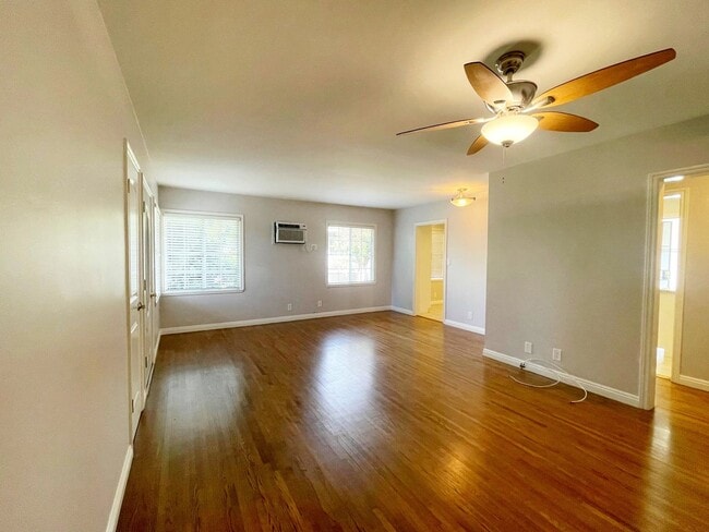 Building Photo - Beautiful Apartment in Small Duplex