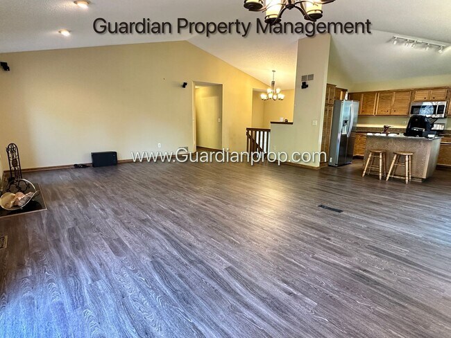 Building Photo - Eagan Single Family Home, 3 Car Garage, La...