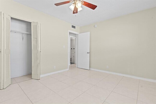 Building Photo - 751 Pine Dr